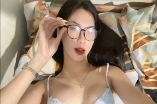 Cô gái xinh mông cong khiến cu anh cương lên